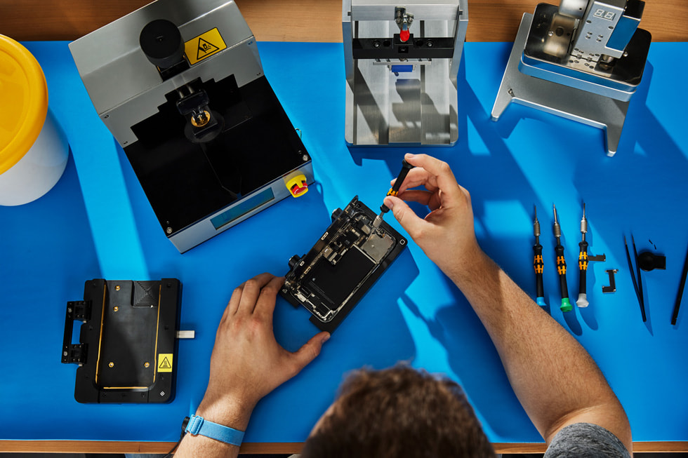 Apple nu va mai „sabota” iPhone-urile reparate la serviceuri independente